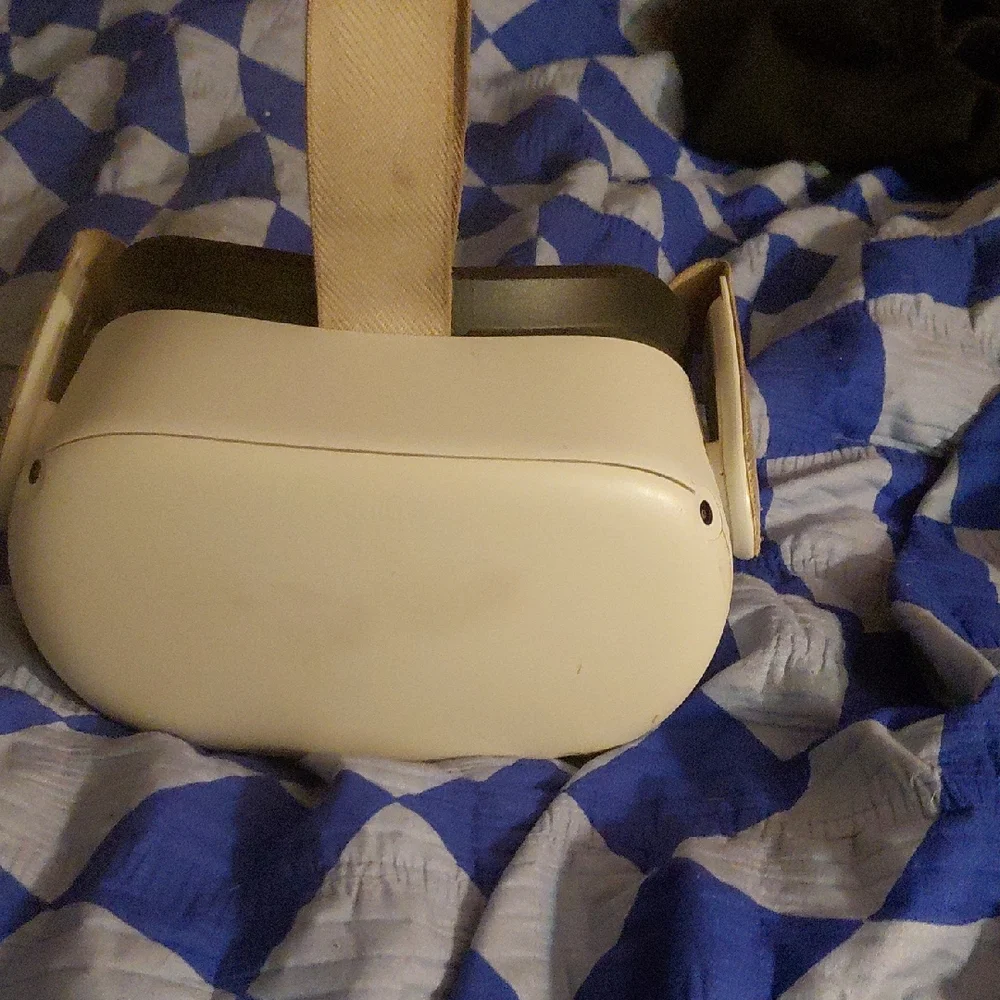 VR Headset in Cream